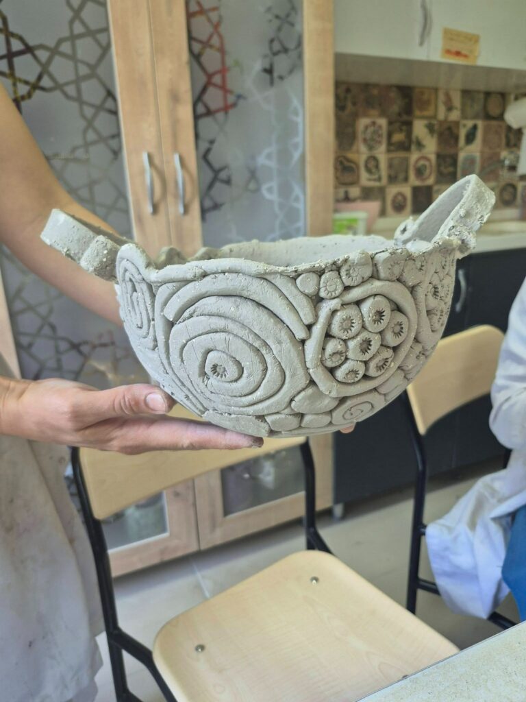 Un coș decorativ realizat din lut