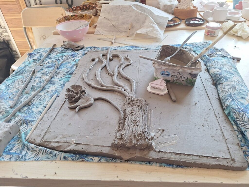 Planșă decorativă realizată din lut