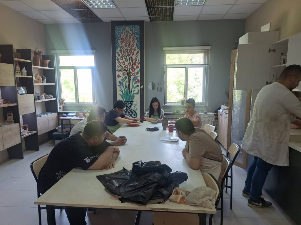 Doamnele profesoare stau la masă în atelier