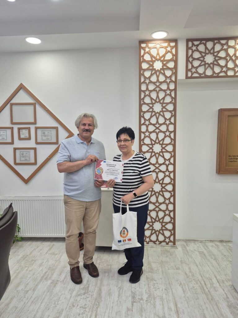 Doamna profesoară primește diploma de participare