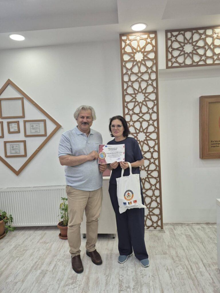 Poză cu doamna profesoară și directorul instituției