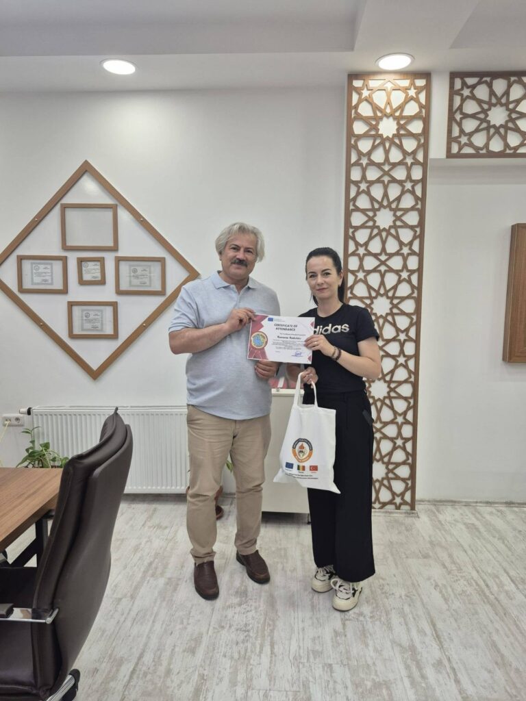 Doamna profesoară primește diploma de participare din partea directorului