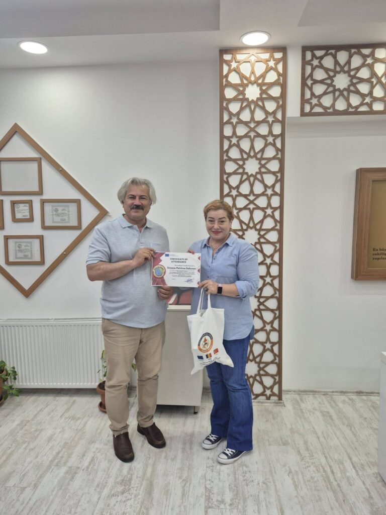 Poză la finalul activității cu directorul școlii gazdă și doamna profesoară