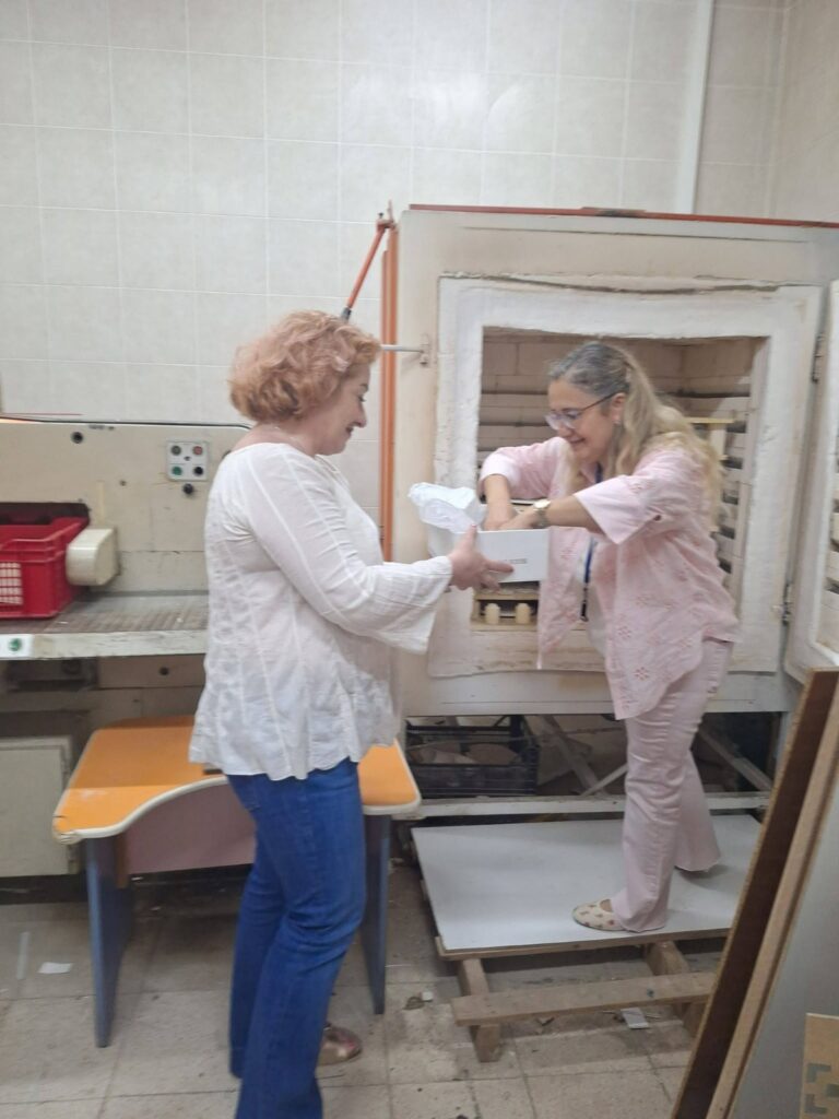 doamnele profesoare pregătesc produsele pentru a fi puse în cuptor