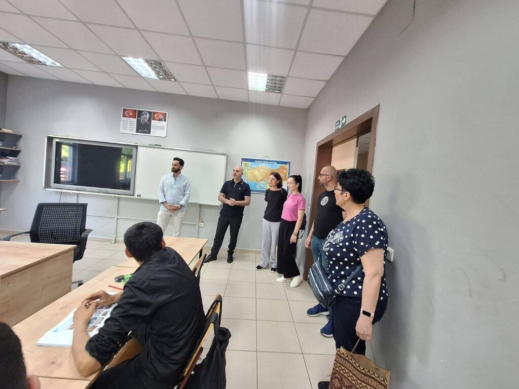 Doamnele profesoare în sala de clasă
