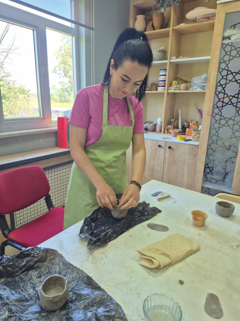 doamna profesoară modelează lutul