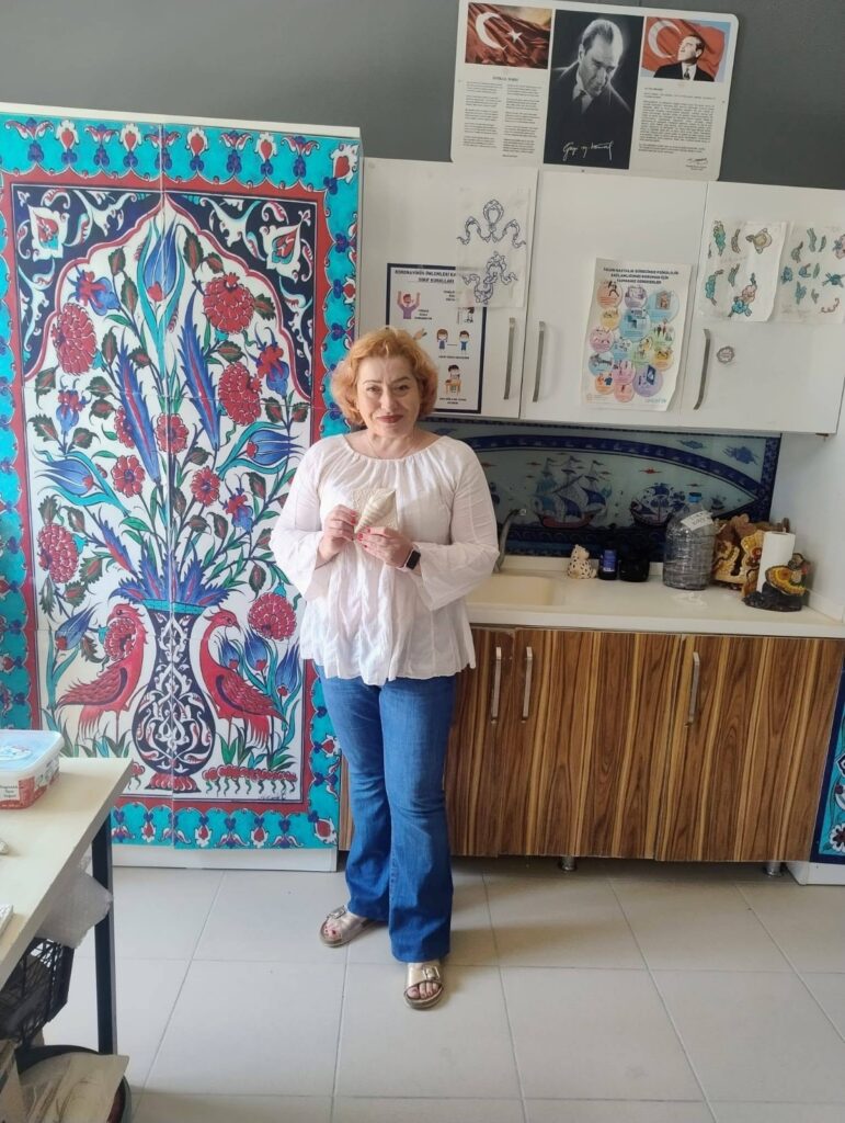 Doamna profesoară lângă intrarea în școală