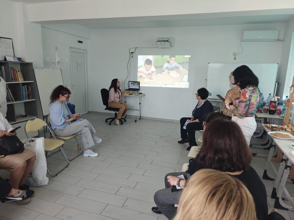 doamna profesoară prezintă lecția în care elevii pregătesc de mâncare