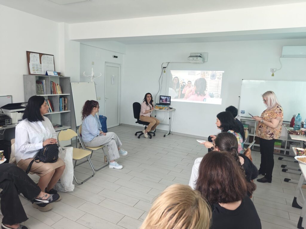 doamna profesoară prezintă lecția în care elevii pregătesc de mâncare, continuare