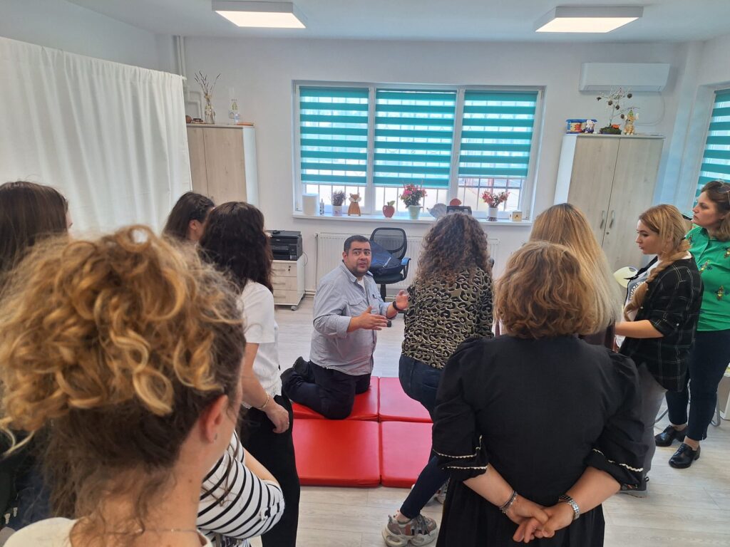 instructorul demonstrează metode de intervenție