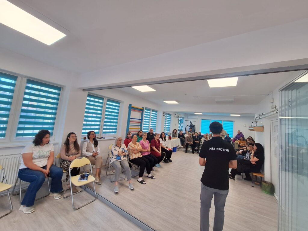 trainerul vorbește către cadrele didactice