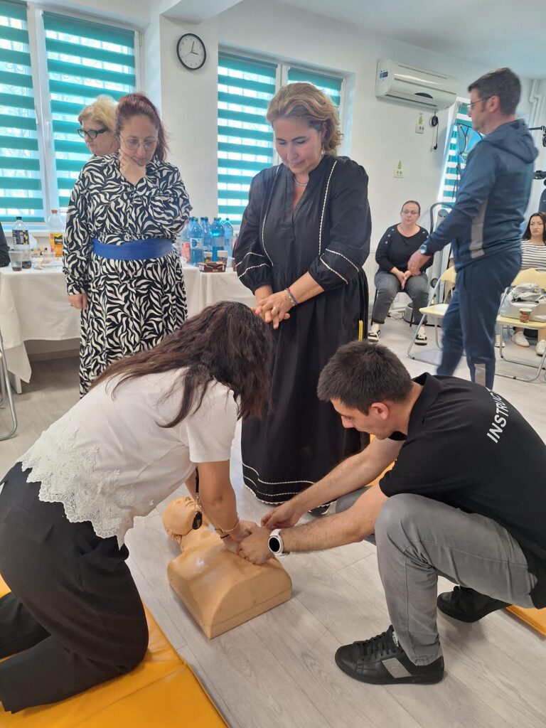 instructorul explică modul de realizare a masajului cardiac