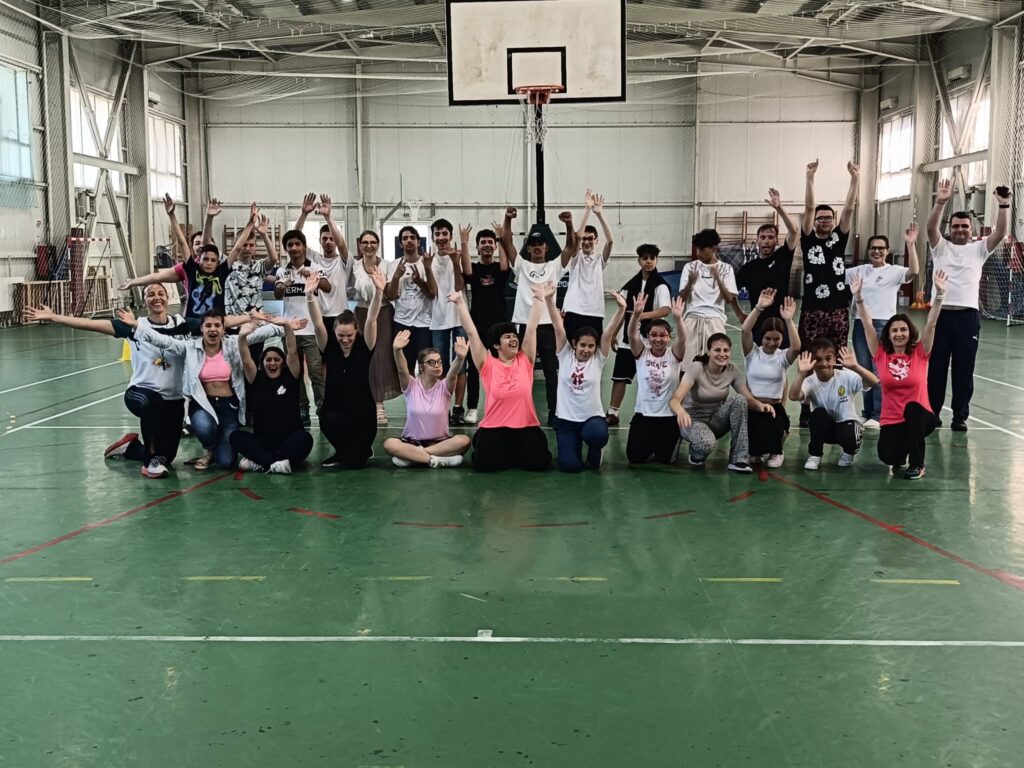 Poză de grup cu profesorii și elevii participanți la activitate, bucuroși în sala de sport CȘEI Albatros
