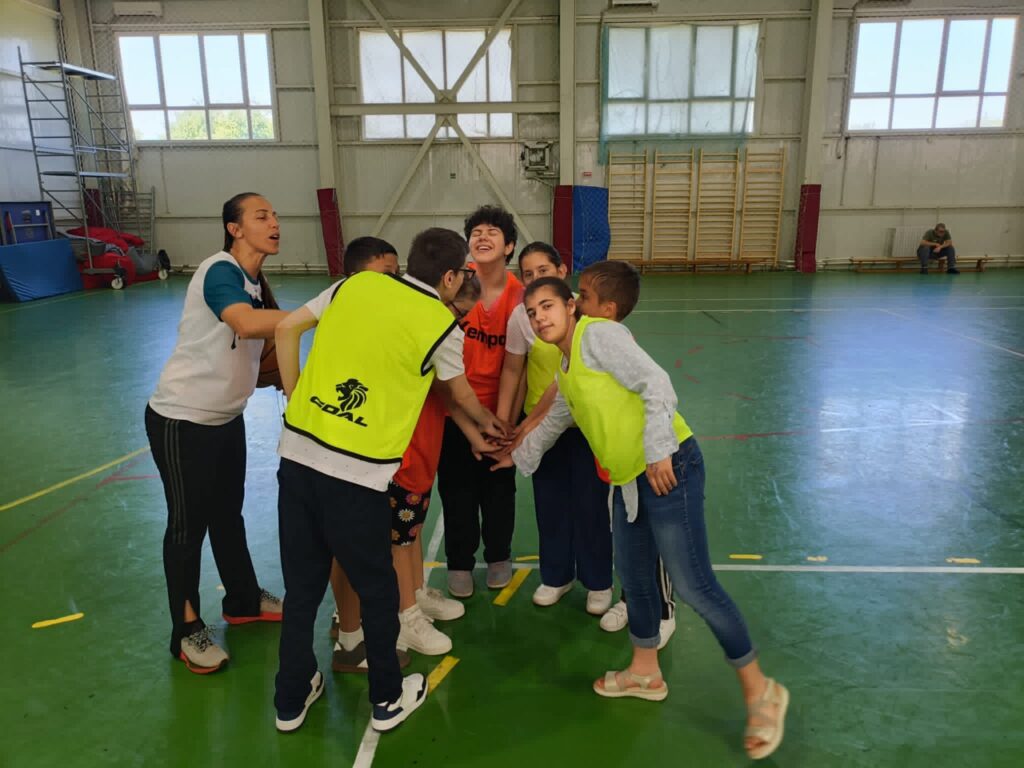 Elevii și profesorii bat palma și se pregătesc de meci