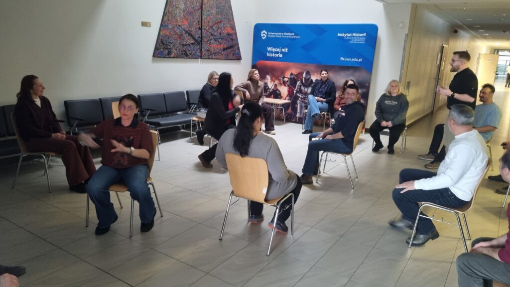 cadrele didactice stau pe scaune - exercițiu de spargere a gheții.