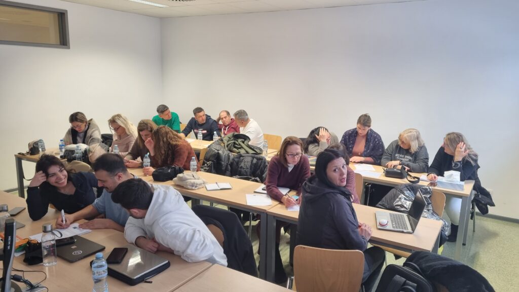 cadrele didactice lucrează colaborativ în sala de clasă