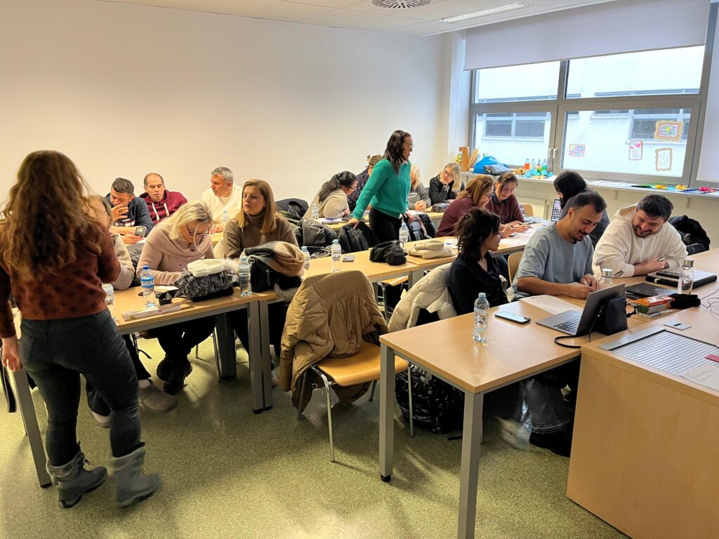 unghi diferit cu cadrele didactice în sala de clasă