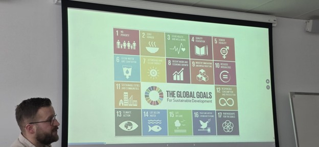 lectorul prezintă un slide - the global goals for sustainable development
