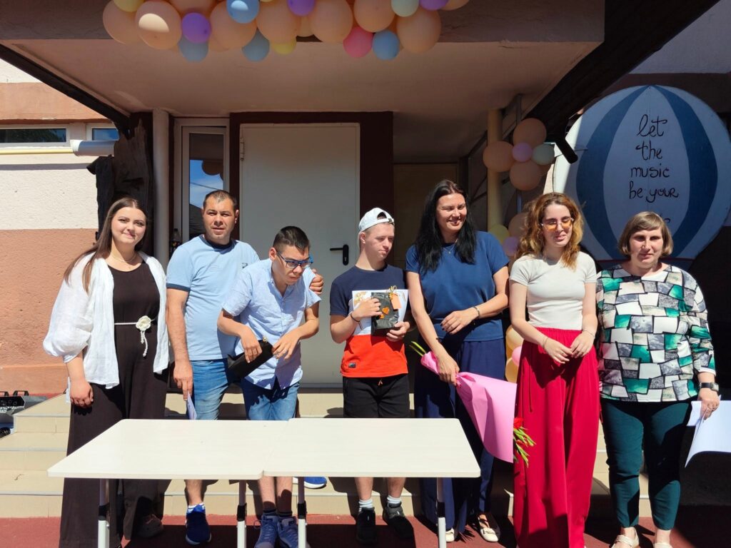 poză de grup cu elevi ciclul gimnazial alături de profesori și părinți