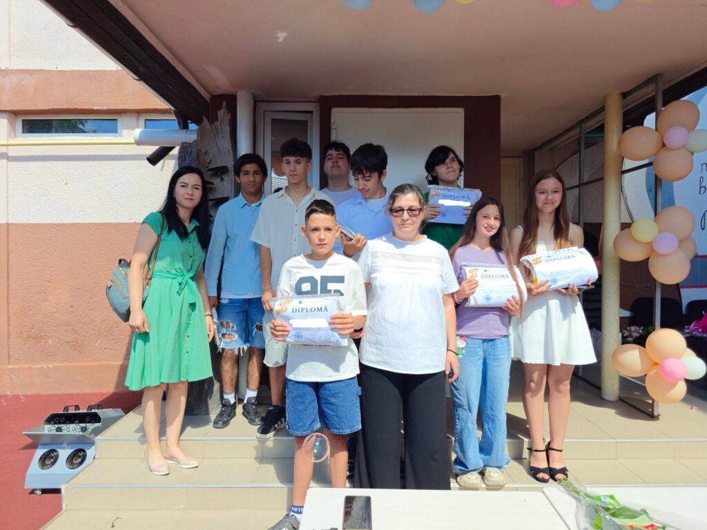 poză de grup - doamnele profesoare, împreună cu elevii cu diplomele primite
