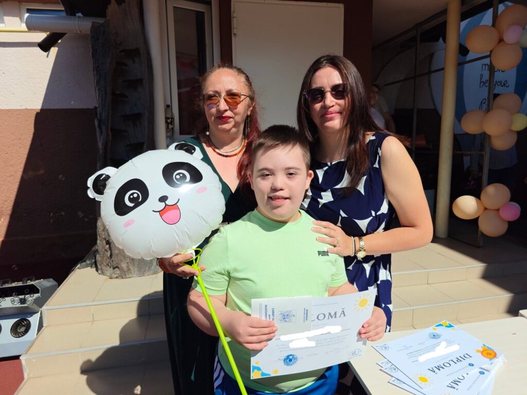 doamnele profesoare lângă un elev și un balon - panda