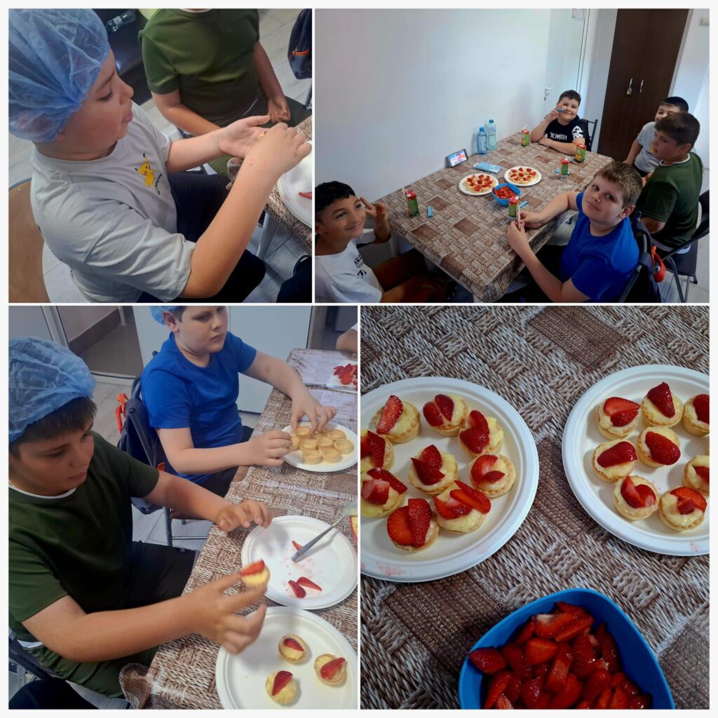 elevi taie căpșune și pregătesc prăjituri la bucătărie