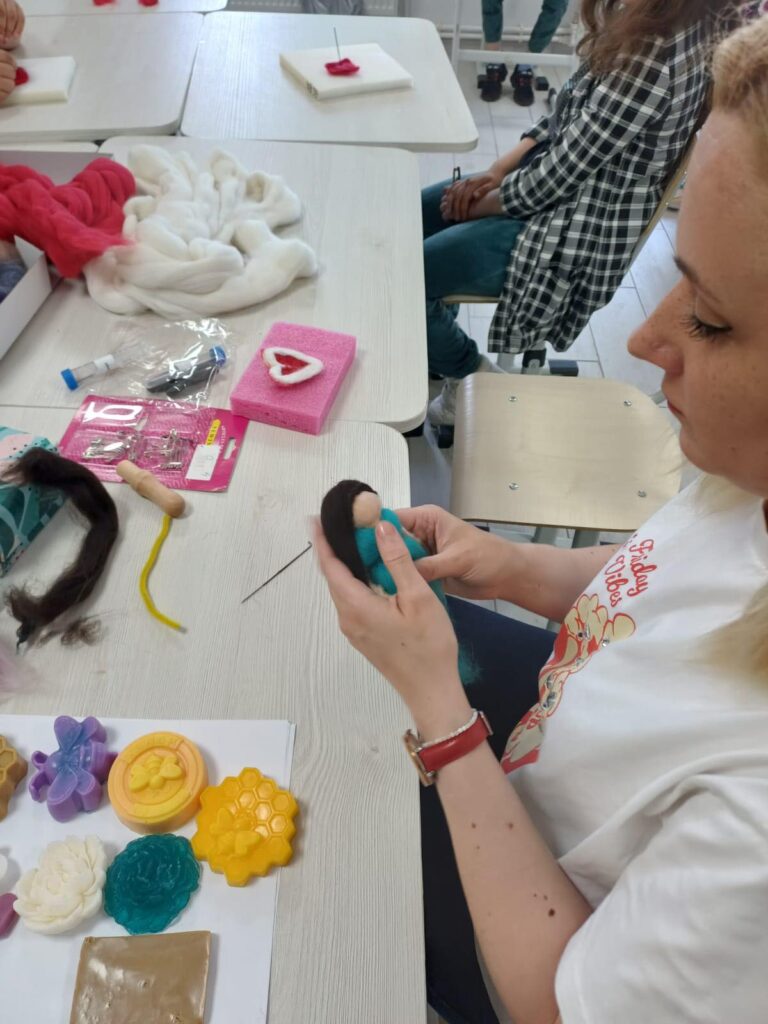 profesoara arată o păpușă realizată de ea