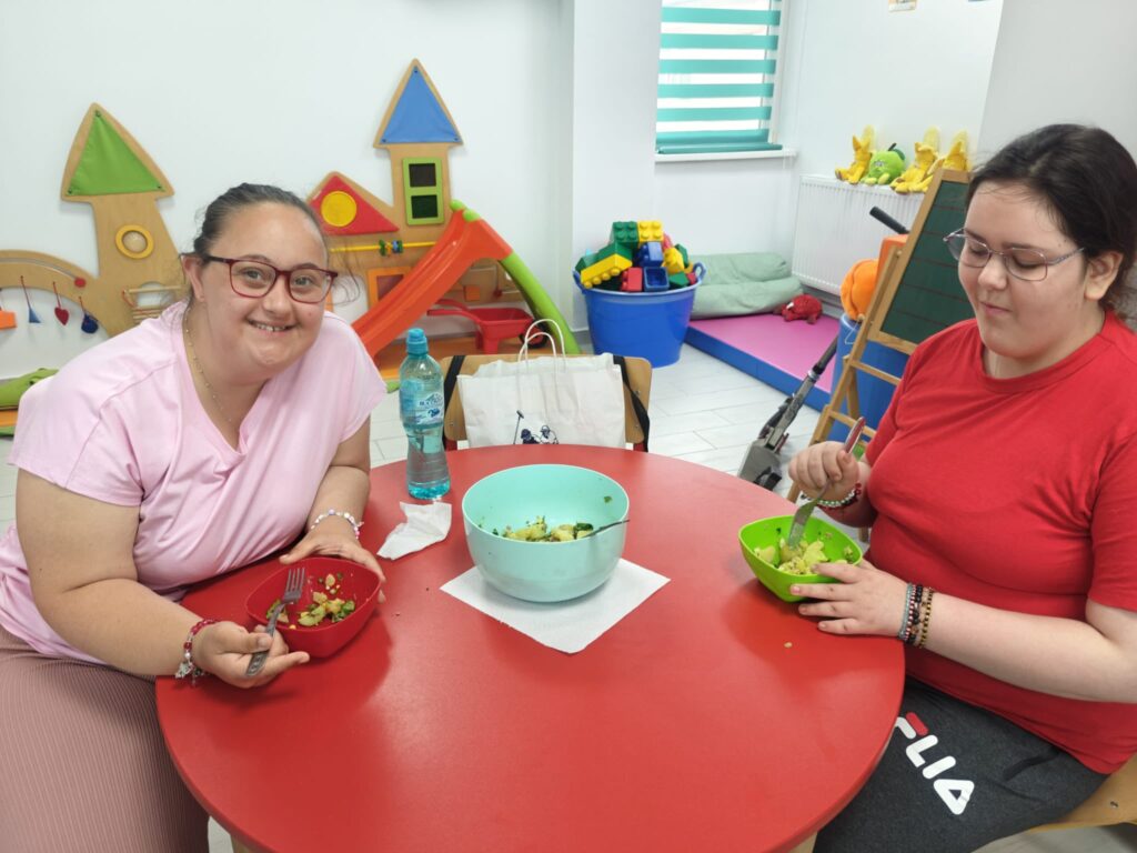 eleve se bucură de salata realizată
