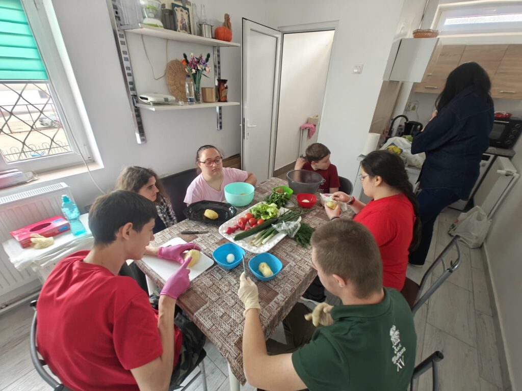 elevii stau la masă la bucătărie 