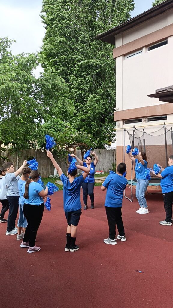 elevi dansează cu pampoane în grădina senzorială