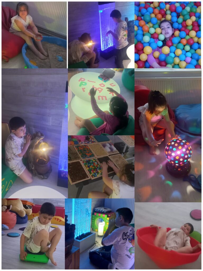 elevi se joacă în sala interactivă