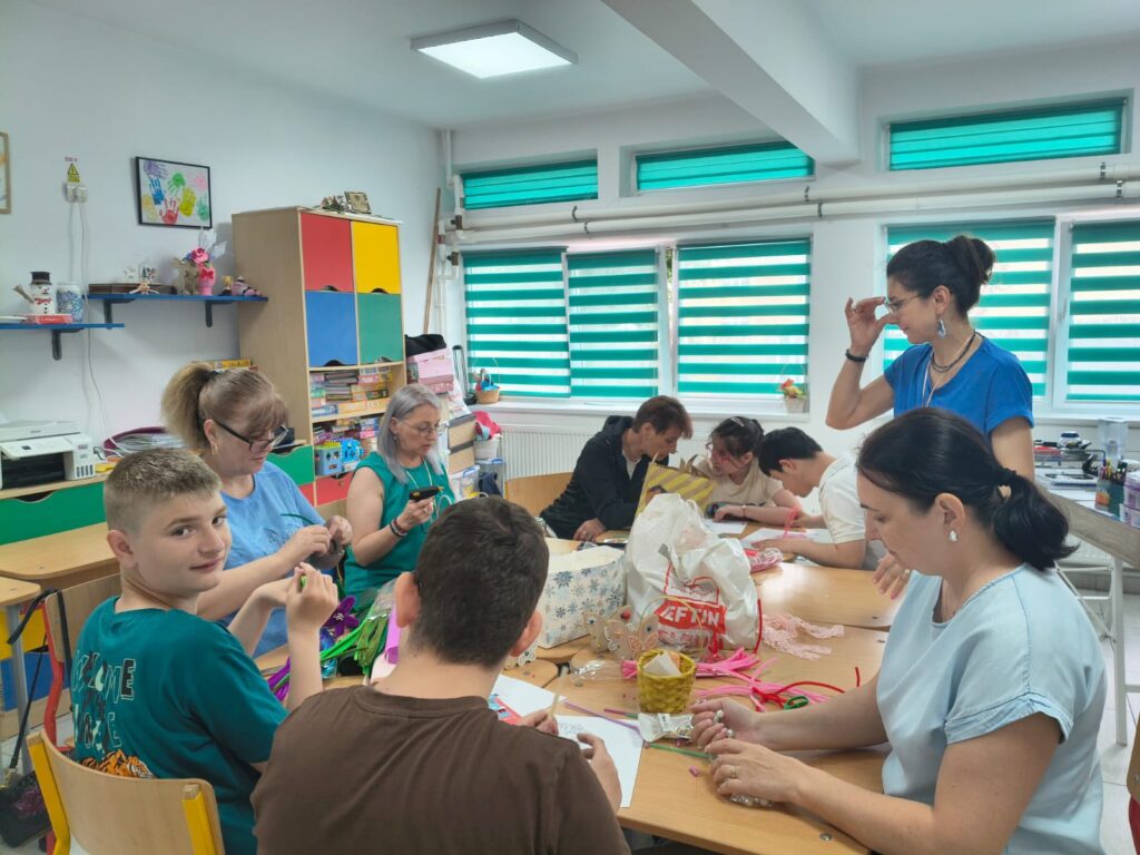 elevii meșteresc produse diverse în sala de clasă
