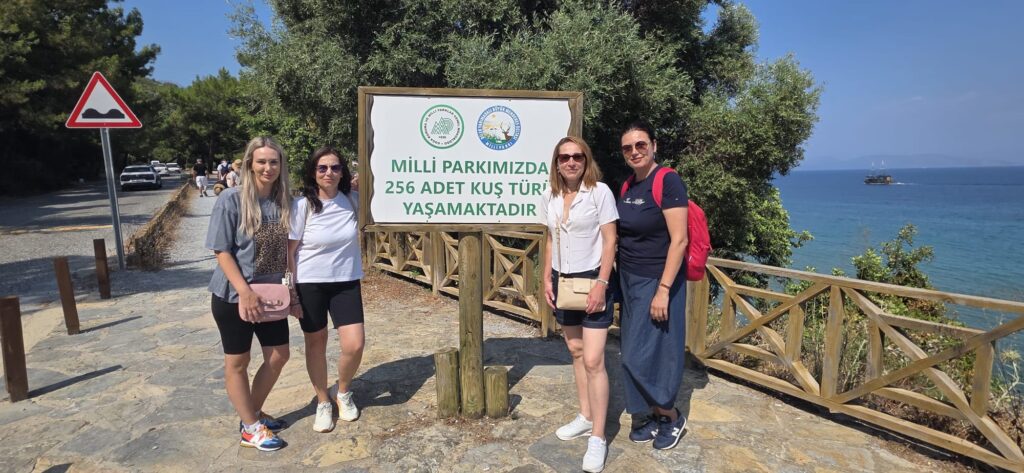 Activitate de trekking - poză în fața panoului de intrare în parcul natural
