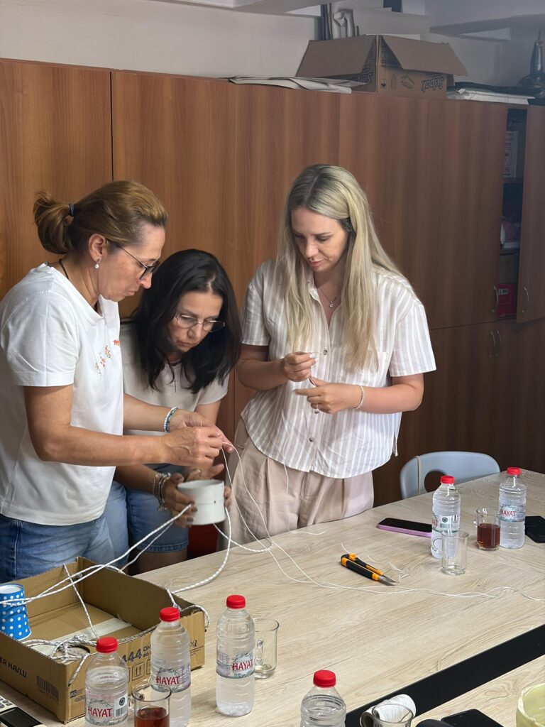 Workshop - doamnele profesoare asamblează obiectele realizate din resturi de țeavă PVC și ață