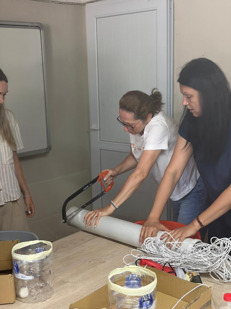 Workshop - doamnele profesoare taie o bucată de țeavă PVC cu bomfaierul