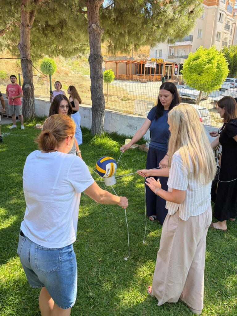 Testarea produselor - echilibrarea unei mingi pe o bucată de țeavă PVC susținută de ață