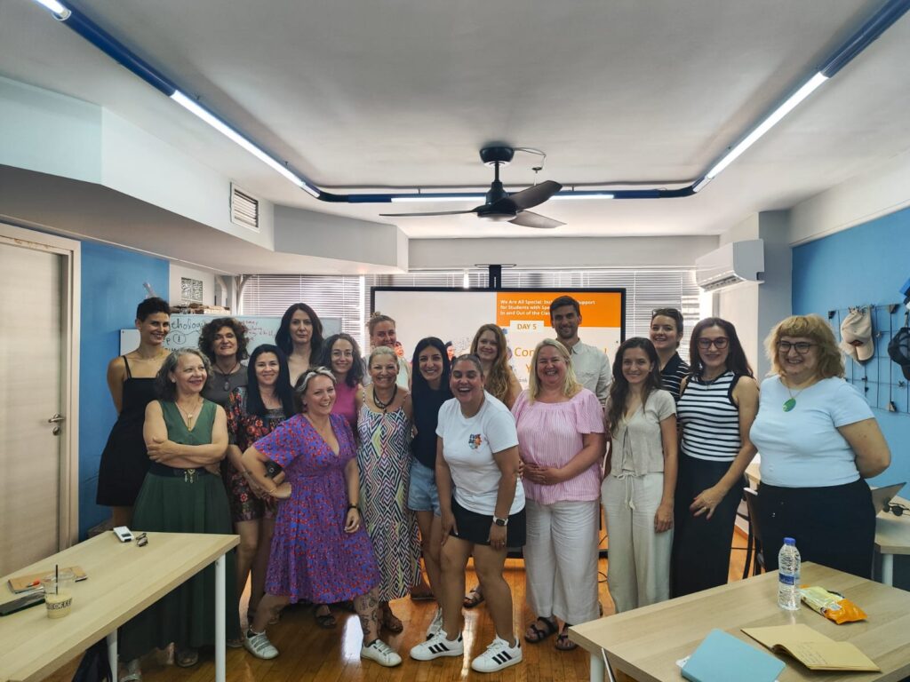 Poză de grup cu trainerii și toți cursanții