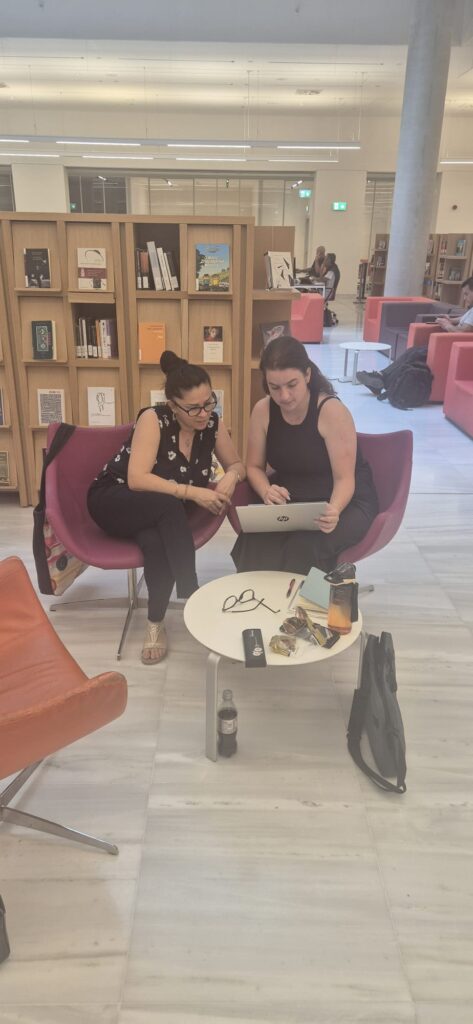 Doamnele profesoare lucrează pe laptop pentru curs în bibliotecă