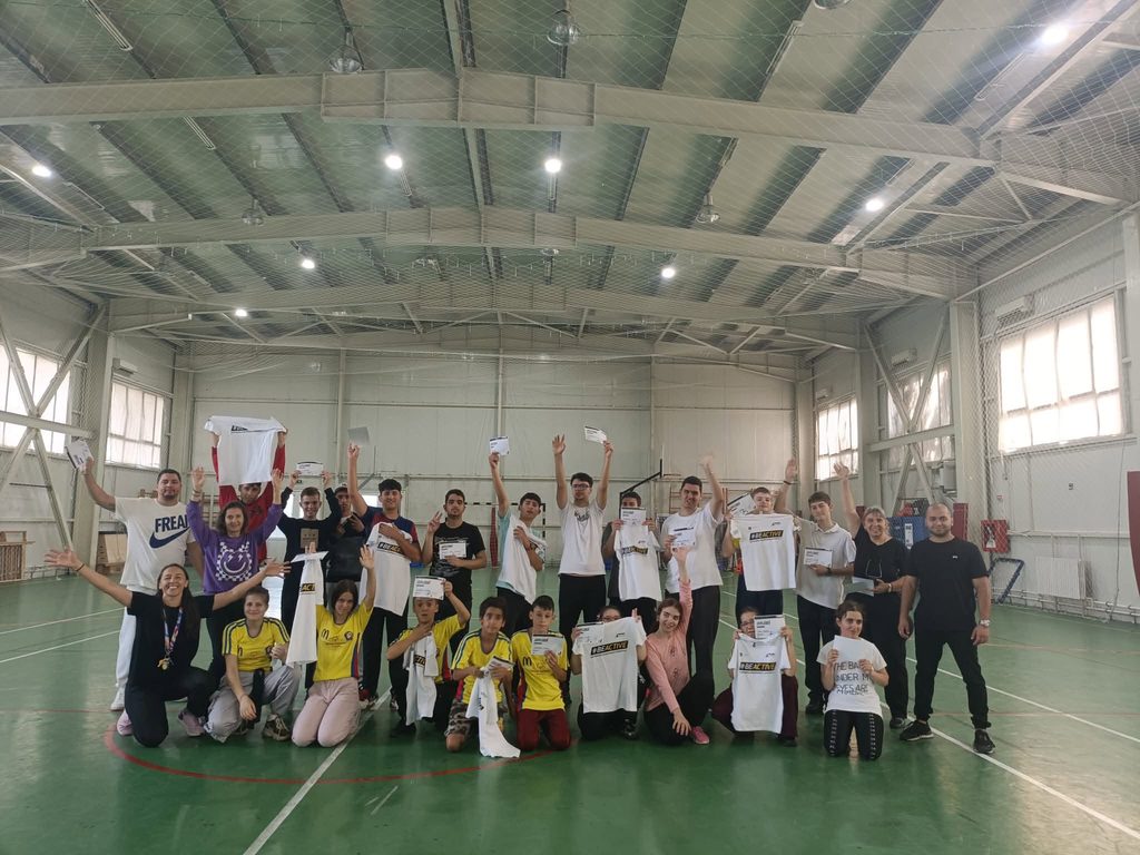 Poză de grup cu toți elevii și profesorii participanți de la CȘEI Albatros și Maria Montessori