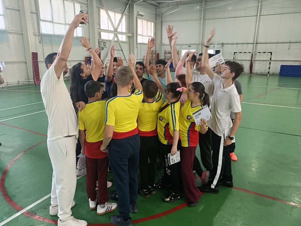 Participanții CȘEI Albatros și Maria Montessori se salută reciproc