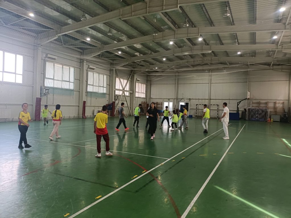 A treia grupă - elevii noștri joacă fotbal pe terenul de sport al CȘEI „Albatros”