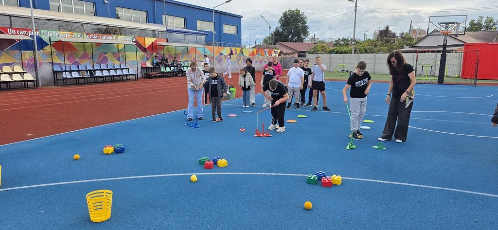 Fotografie a clasei participante pe terenul multifuncțional - ziua europeană a sportului școlar