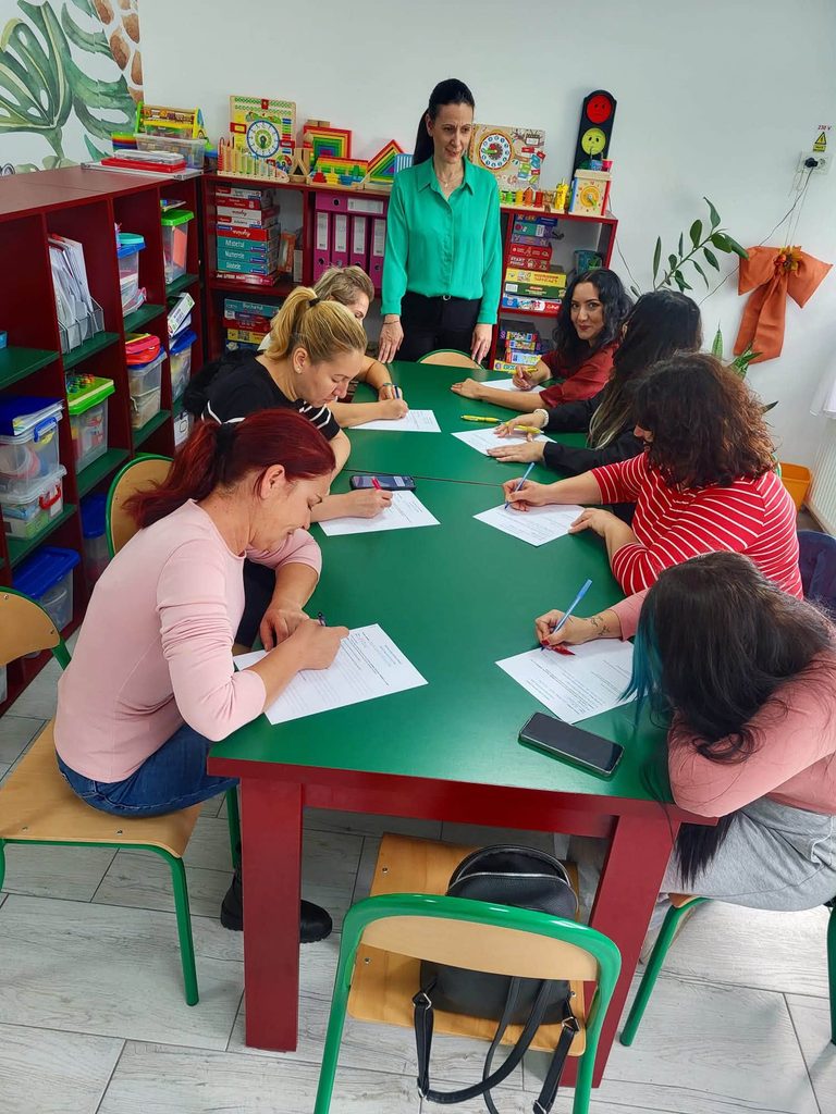 Doamna profesoară sprijină părinții în timp ce aceștia scriu despre relația cu elevii lor