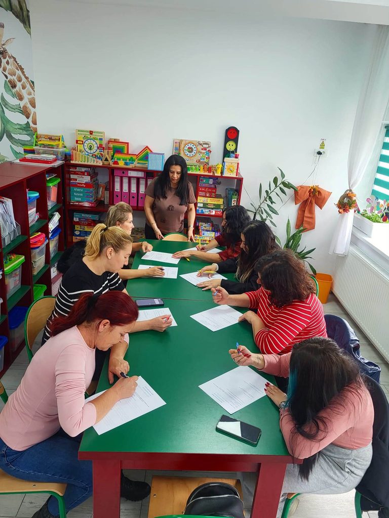 Doamna profesoară discută cu părinții elevilor