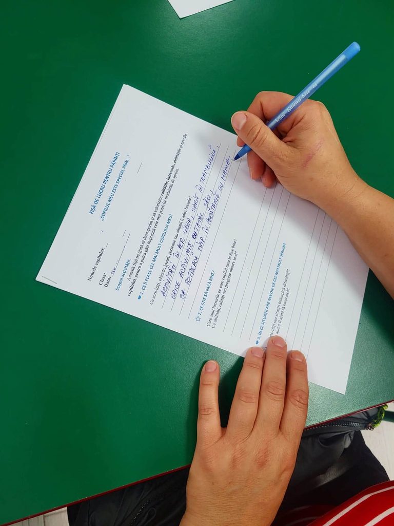 Părintele descrie pe pagină preferințele copilului