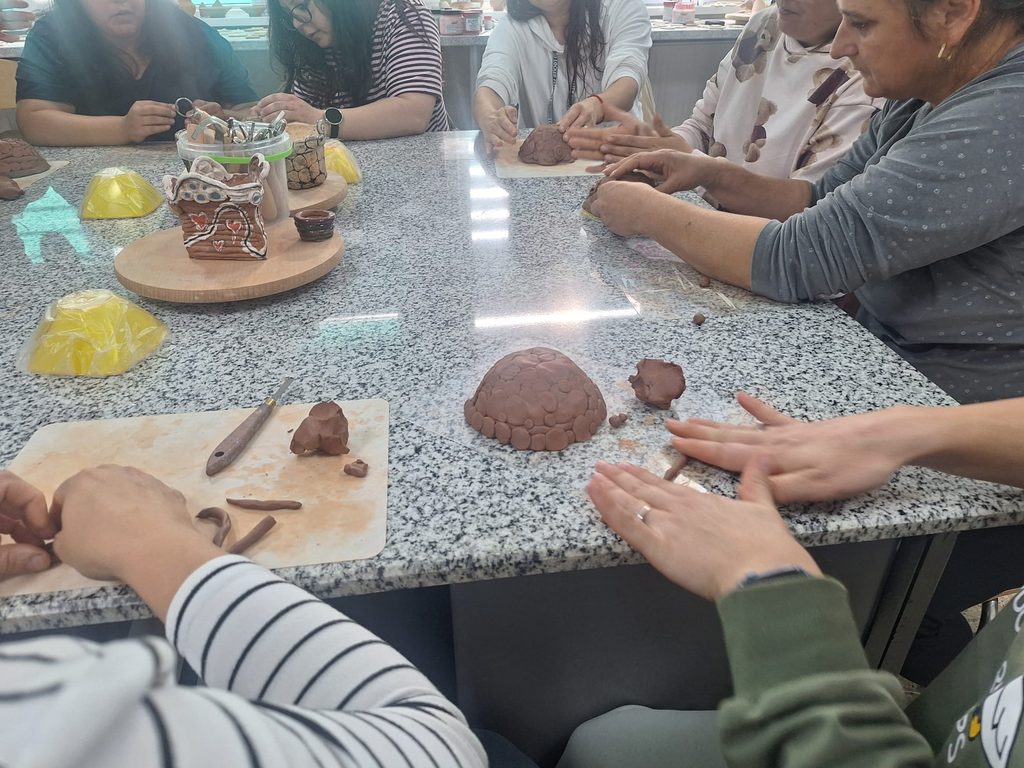 Poză cu mâinile părinților care lucrează la creațiile lor