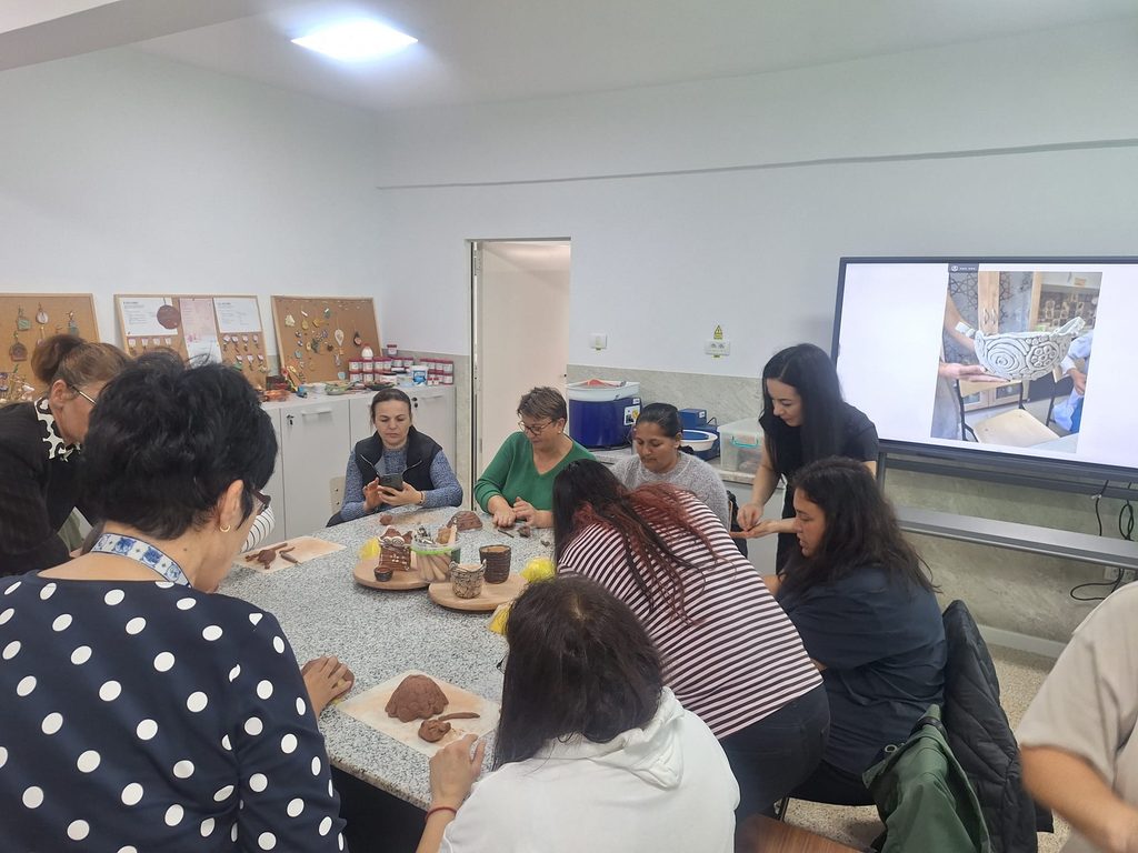 Doamnele profesoare sprijină părinții în realizarea produselor