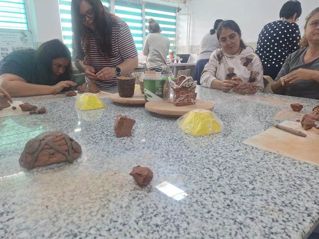 Părinții lucrează la produsele lor