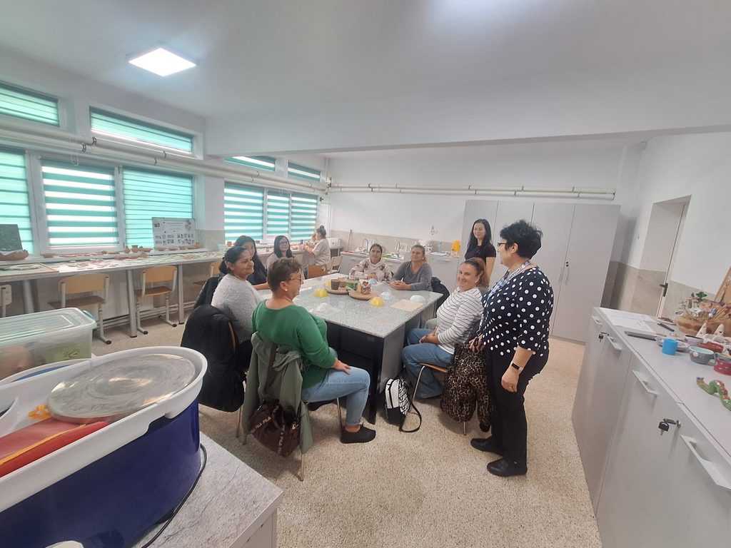 Poză cu părinții și cadrele didactice participante