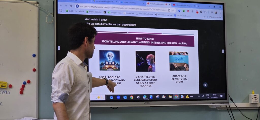 Formatorul prezintă etapele scrierii creative cu ajutorul inteligenței artificiale: generarea imaginilor și a poveștii, analiza ei cu un plan al poveștii, apoi adaptarea și rescrierea.